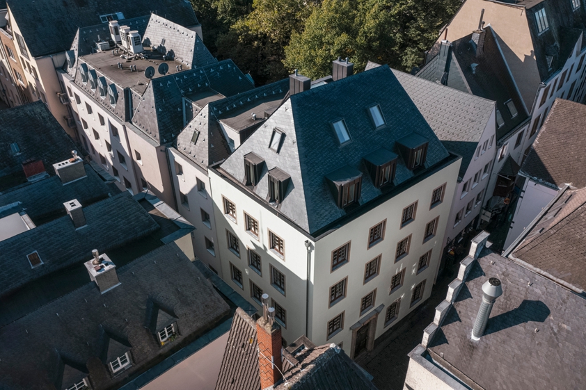 Auf dem Bild sieht man das sanierte Mehrfamilienhaus in der Salzgasse 10 in der Kölner Altstadt.