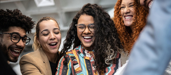 Ein junges Team mit gestapelten Händen