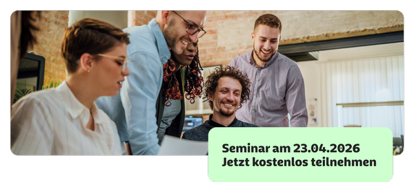 Ein Team schaut gemeinsam auf ein Laptop