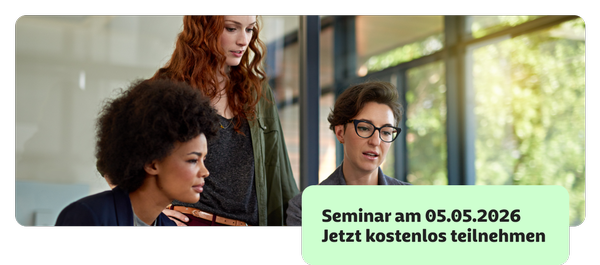 Drei Frauen schauen auf einen Computer