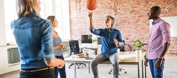 Ein Team mit Basketball im Büro
