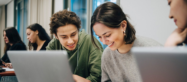 Zwei Studierende unterhalten sich