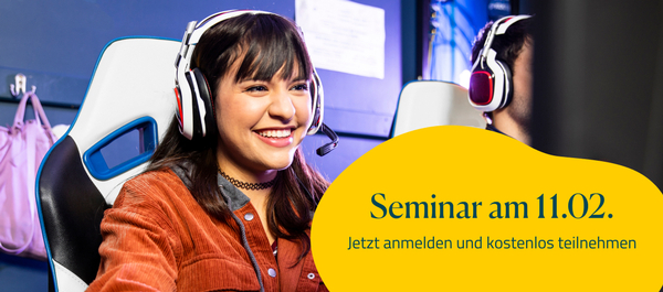 Eine junge Auszubildende mit Headset am PC