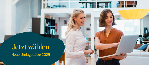 Zwei Mitarbeiterinnen besprechen sich  an einem Laptop