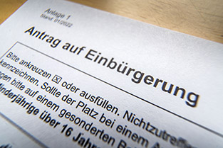 Formular "Antrag auf Einbuergerung" der deutschen Staatsbuergerschaft, aufgenommen am 29.11.2022. © epd-Bild/Christiane Stock