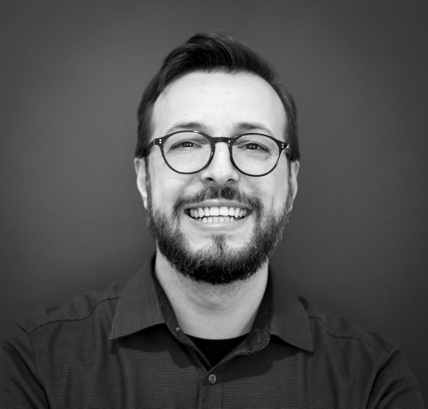 Andy lacht in die Kamera, Schwarz-Weiß Porträtfoto