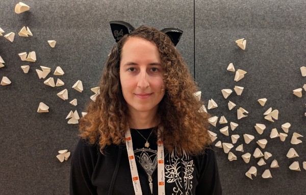 Portraitbild von Victoria, die in ihren langen Haaren zwei stilisierte Katzenohren gesteckt hat.