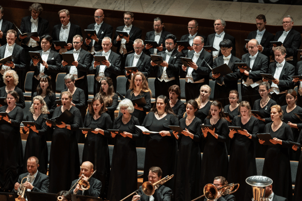Der Rundfunkchor Berlin im großen Saal der Philharmonie mit dem Rundfunk Sinfonieorchester Berlin