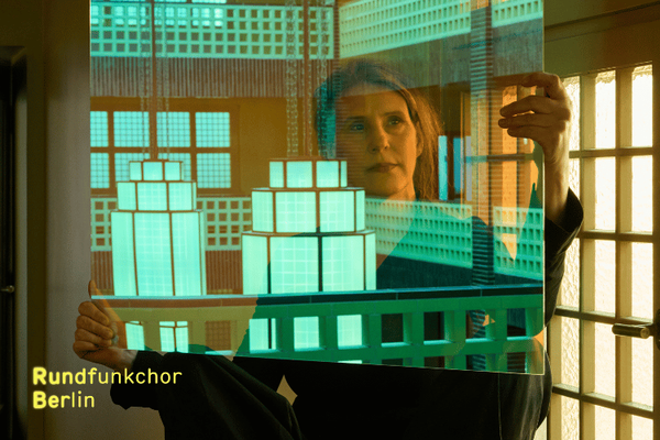 Bild der Imagekampagne - Portrait  hinter einer bunten Scheibe, im Hintergrund Berlin Mitte (c) Rafael Krötz