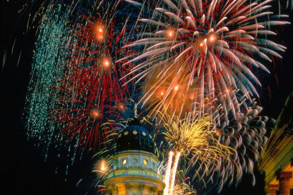 Konzerthaus rechts, Deutscher Dom in der Mitte, am Nachthimmel Feuerwerk