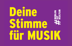 Postkartenmotiv: Deine Stimme für Musik als Text auf einfarbigem Hintergrund