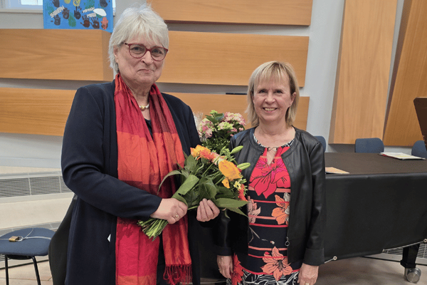 Ehemalige Vorsitzende Eva-Maria Baxmann-Krafft (links) und neue Vorsitzende Dagmar Schwertner-Knoll (rechts)