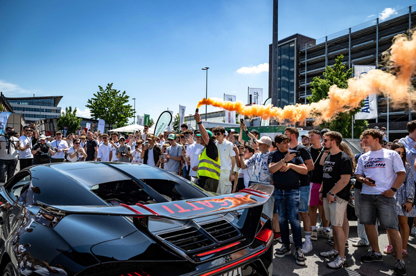 Supercars und Besucher beim MYLE Festival in der Motorworld München
