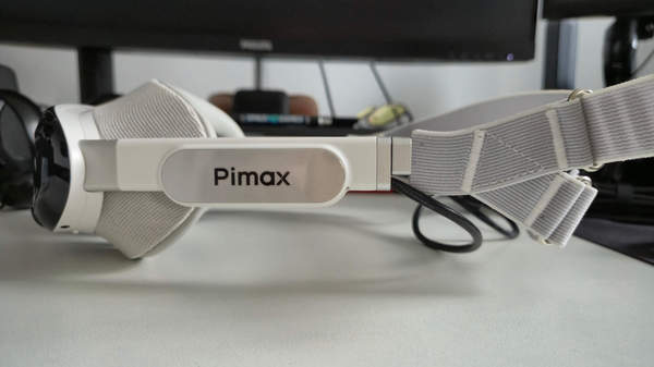 VR-Brille Pimax Dream Air auf weißem Schreibtisch.