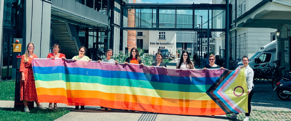 Mitglieder des AKGs beim Hissen der Regenbogenfahne