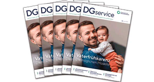 Titelseite des DGservice-Magazins Nummer zwei 2025. Das Bild zeigt einen Vater mit Baby, die Schlagzeile dazu lautet Väterkarenz, die möglichen Modelle.