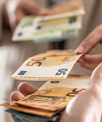 Hände mit 50 Euro-Banknoten. Foto: weyo/stock.adobe.com.