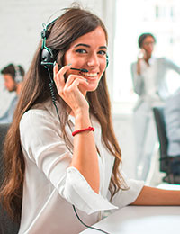 Eine Dame telefoniert mit einem Headset. Foto: Bojan Milinkov/Shutterstock.com.