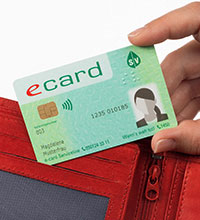Detailaufnahme einer Hand, die eine e-card hält.