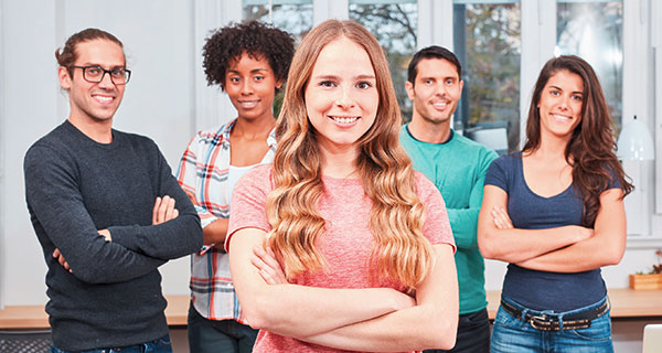 Gruppe von jungen Praktikantinnen und Praktikanten. Foto: Robert Kneschke/Shutterstock.com.