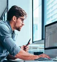 Ein Mann blickt auf den Computer-Bildschirm. Foto: Jacob Lund/Shutterstock.com.