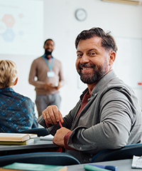 Ein Dienstnehmer bei der Weiterbildung. Foto: Drazen Zigic/Shutterstock.com.