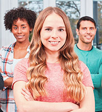 Portraitfoto von drei jungen Personen. Foto: Robert Kneschke/Shutterstock.com.