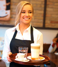 Eine Dame serviert Kaffee. Foto: StockLite/Shutterstock.com.