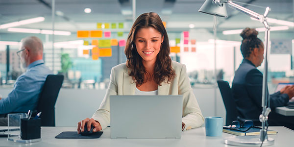 Eine Angestellte mit Laptop in einem Büro. Foto: Gorodenkoff/Shutterstock.com.