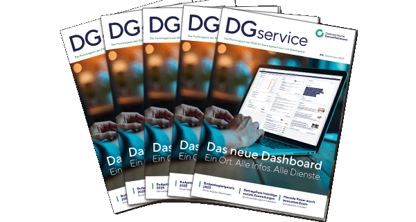 Titelseite des DGservice-Magazins Nummer drei 2025. Das Bild zeigt die Oberfläche des neuen Dienstgeber-Dashboards.
