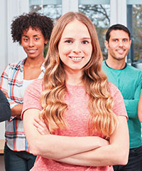 Gruppe von jungen Praktikantinnen und Praktikanten. Foto: Robert Kneschke/Shutterstock.com.