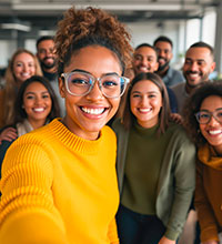Eine Gruppe von Beschäftigen eines Betriebes. Foto: Geenius Stock/stock.adobe.com, KI-Bild.