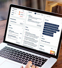 Abbildung des DG-Dashboards auf einem Laptop-Bildschirm. Foto: Rymden/stock.adobe.com, Montage ÖGK.