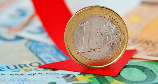 Eine Euro-Münze, die symbolisch auf einem Pfeil platziert ist. Foto: CalypsoArt/Shutterstock.com.