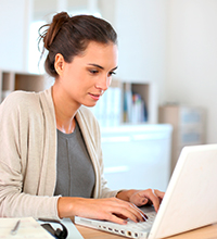 Eine Dame arbeitet an ihrem Laptop. Foto: ESB-Professional/Shutterstock.com.