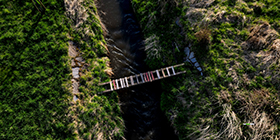 Eine Brücke über einem Flussgraben