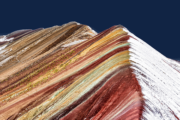 Ein Ausschnitt der Rainbow Mountains in Peru © Marek Poplawski / Adobe Stock