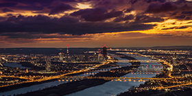 Blick auf Wien bei Sonnenaufgang vom Leopoldsberg aus in südöstlicher Richtung