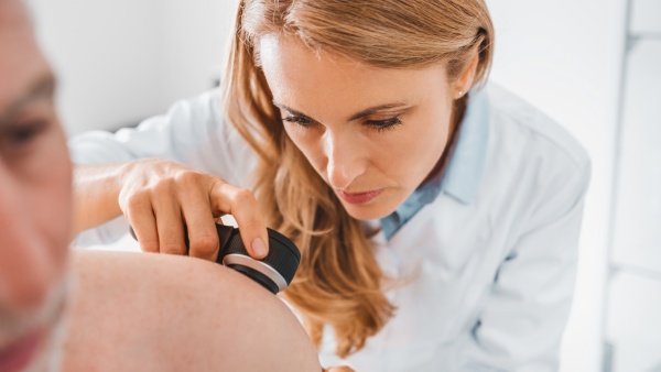 Hautärztin untersucht Patienten