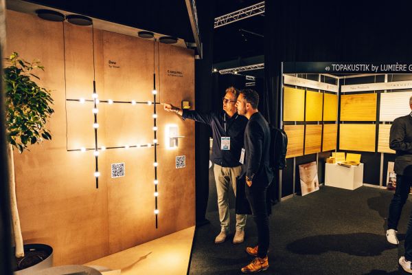 2 Männer am Messestand