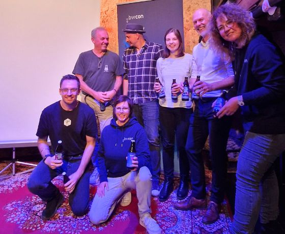 Slam-Poet*innen des Innovation Slam 2025 im Club Bastion