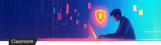 Person arbeitet am Laptop mit Schutzsymbol