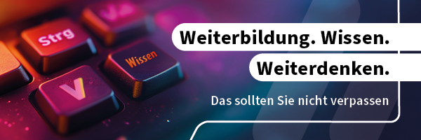 Nahaufnahme einer Tastatur mit hervorgehobenen Tasten und Slogan "Weiterbildung. Wissen. Weiterdenken."