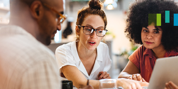 Zwei Auszubildende stehe nebeneinander und lachen