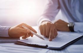 Fünf Personen arbeiten im Büro