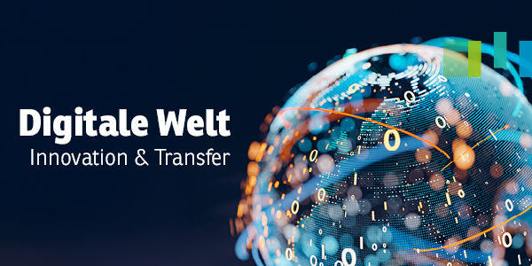 Zwei Auszubildende stehe nebeneinander und lachen