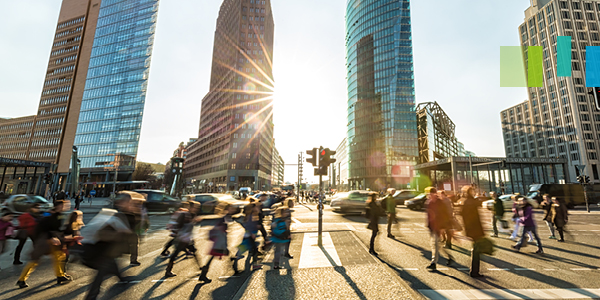 Zwei Auszubildende stehe nebeneinander und lachen