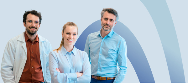 Zwei Auszubildende stehe nebeneinander und lachen