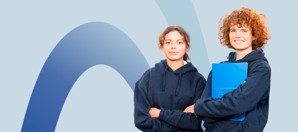 Zwei Auszubildende stehe nebeneinander und lachen