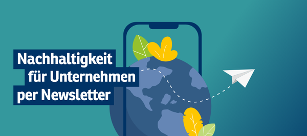 Zwei Auszubildende stehe nebeneinander und lachen